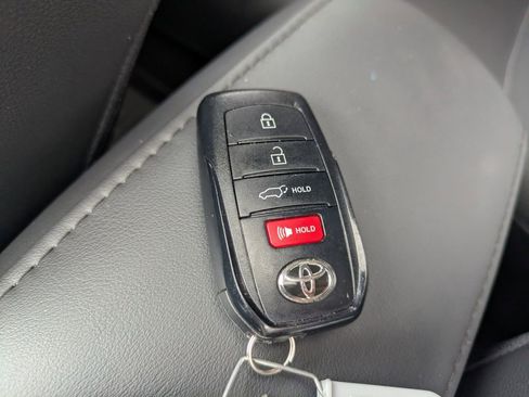 Used 2023 Toyota Corolla Cross XLE w/ Convenience Package FWD image 31