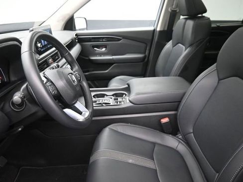 Used 2025 Honda Pilot Touring image 17