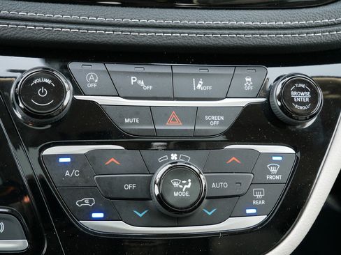 Used 2023 Chrysler Pacifica Limited image 23