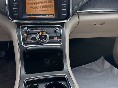 Used 2017 Lincoln Continental Select w/ Continental Climate Package image 13