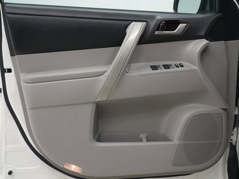 Used 2013 Toyota Highlander SE FWD image 16