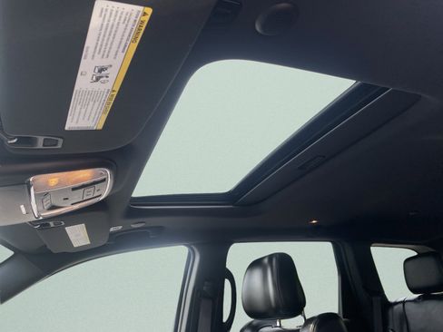 Used 2022 Jeep Grand Cherokee Laredo X image 32