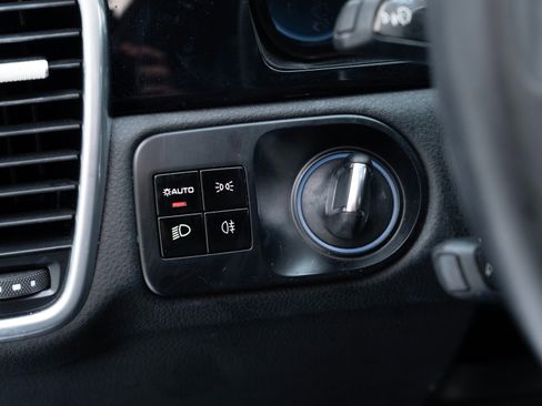 Used 2020 Porsche Cayenne image 29