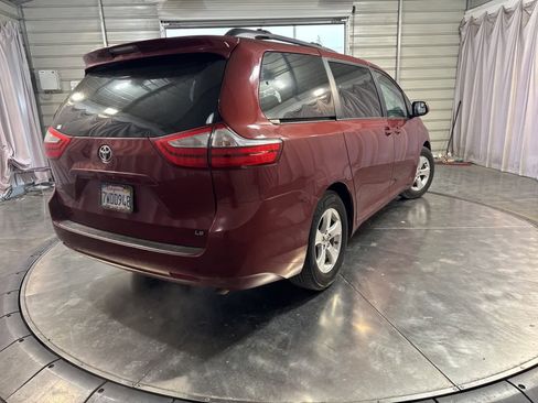 Used 2017 Toyota Sienna LE image 5