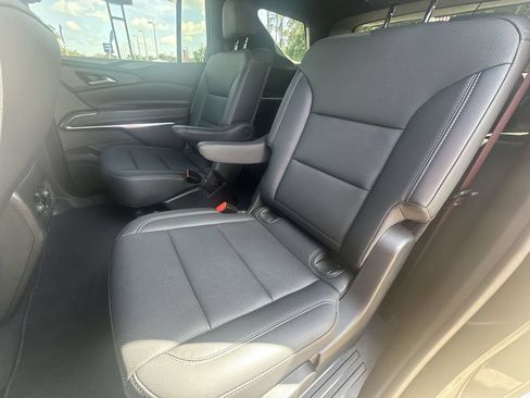 Used 2025 Chevrolet Traverse LT FWD image 18