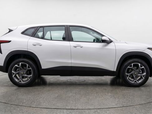 Used 2025 Chevrolet Trax LT FWD image 11
