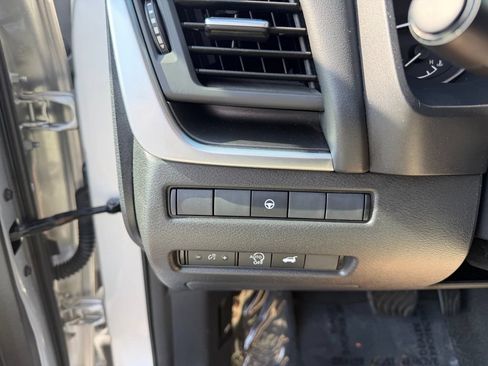 Used 2024 Nissan Rogue SV FWD image 6