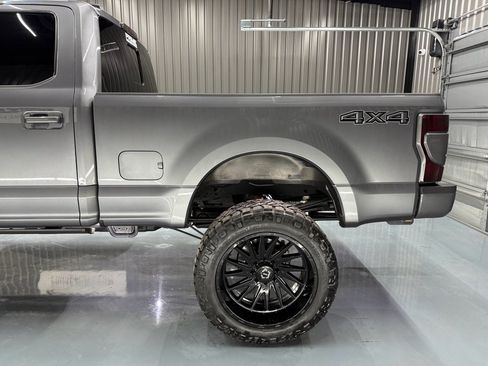 Used 2022 Ford F250 Lariat w/ Black Appearance Package image 5