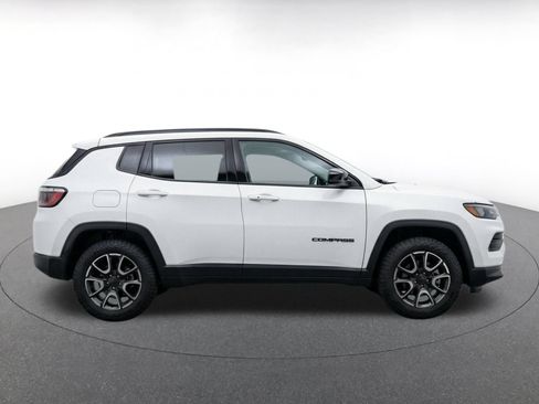 Used 2025 Jeep Compass Trailhawk AWD/4WD image 10