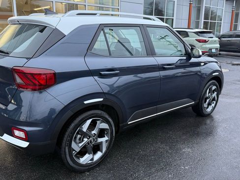 Used 2020 Hyundai Venue image 3