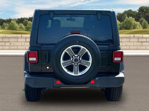 Used 2019 Jeep Wrangler Unlimited Sahara AWD/4WD image 4