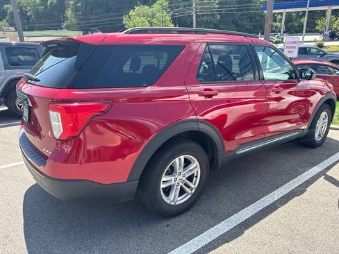 Used 2023 Ford Explorer XLT AWD/4WD image 2