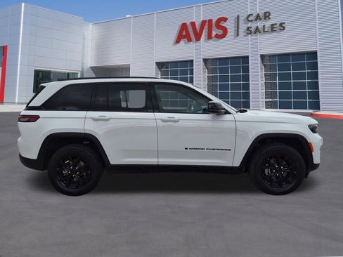 Used 2025 Jeep Grand Cherokee Altitude AWD/4WD image 5