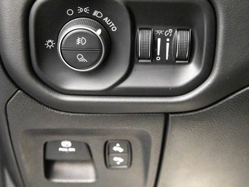 Used 2020 RAM 1500 Limited w/ Cold Weather Group image 18