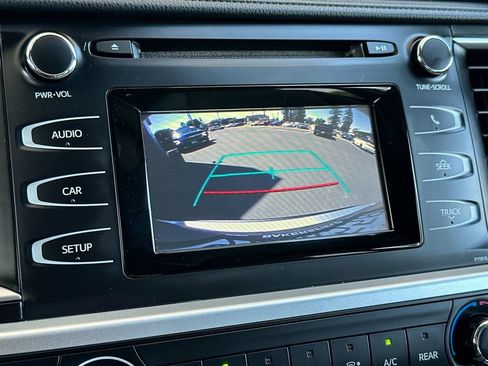 Used 2019 Toyota Highlander LE FWD image 19