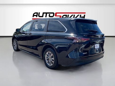 Used 2021 Toyota Sienna LE image 5