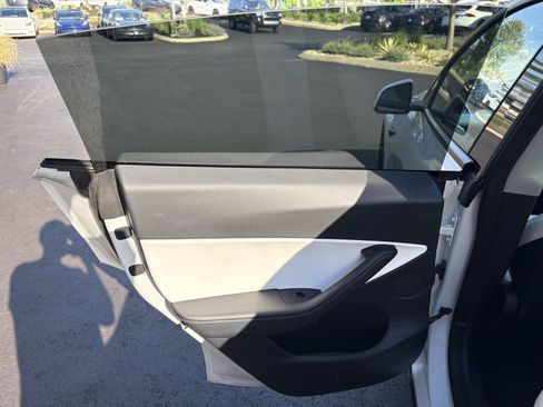 Used 2021 Tesla Model Y Long Range AWD/4WD image 18
