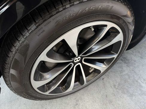 Used 2017 Bentley Bentayga AWD/4WD image 31