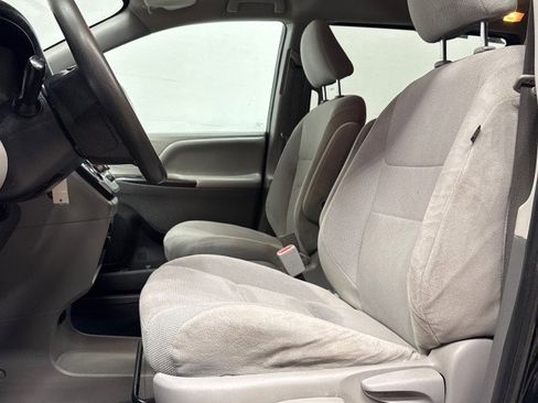 Used 2020 Toyota Sienna L image 29