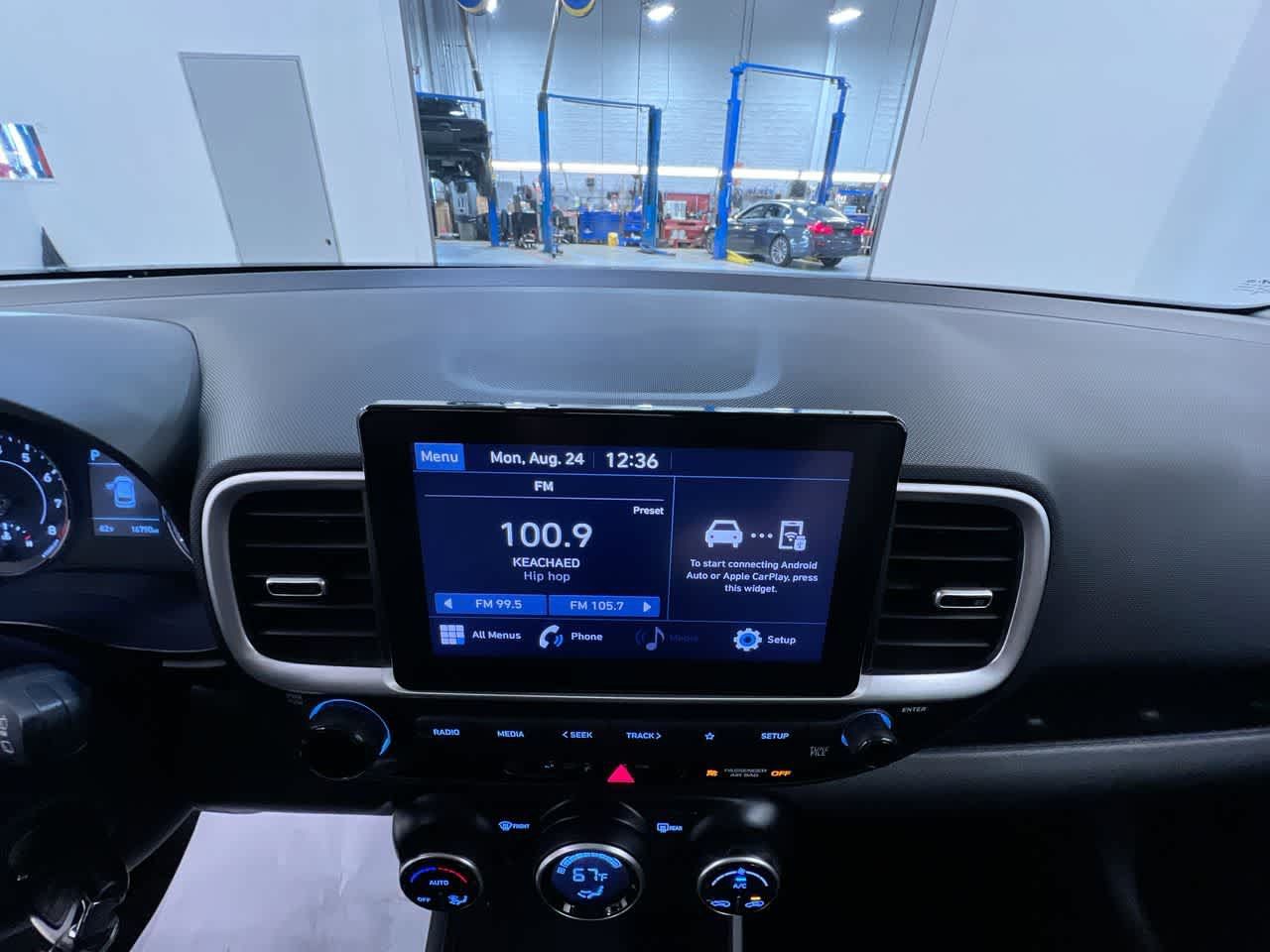 Used 2022 Hyundai Venue SEL FWD image 24
