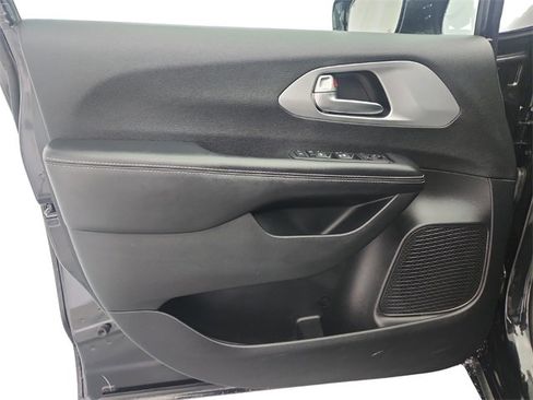 Used 2019 Chrysler Pacifica Touring Plus w/ Advanced Safetytec Group image 18