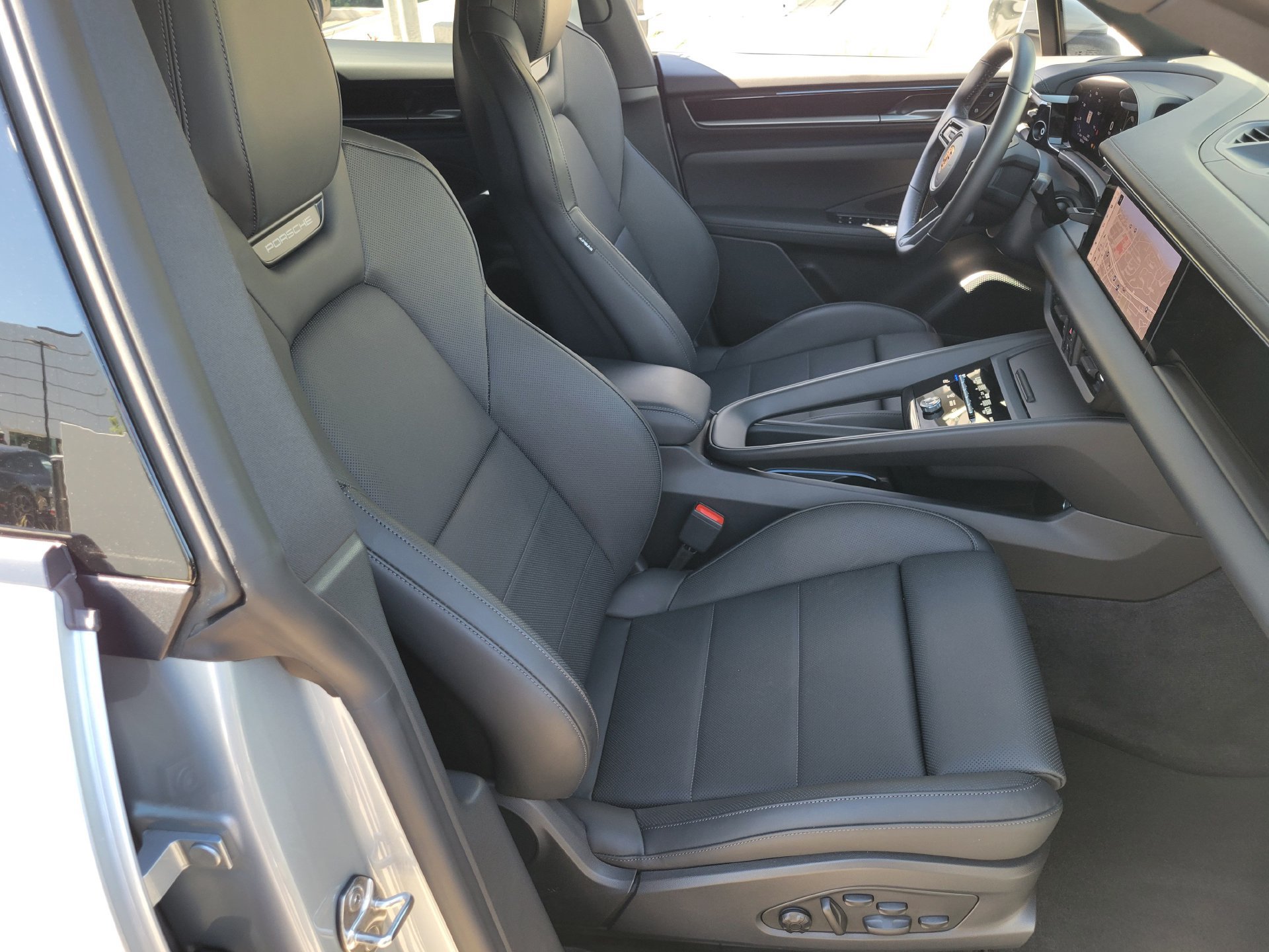 Used 2025 Porsche Macan Electric RWD image 26