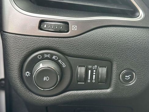 Used 2021 Jeep Cherokee Latitude Lux w/ Sun & Sound Group image 28