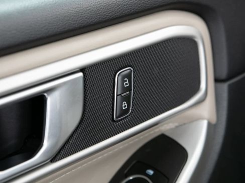 Used 2023 Ford Explorer XLT image 19