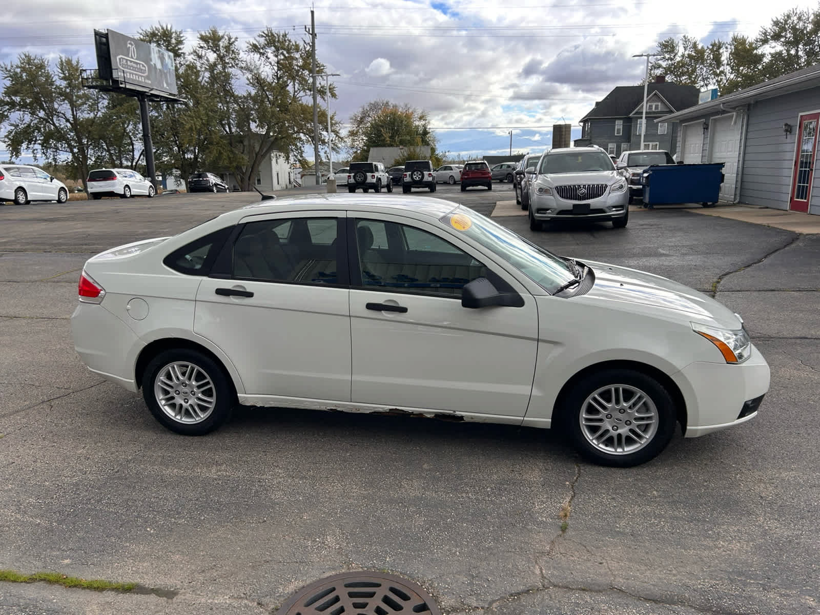 Used 2010 Ford Focus SE FWD image 8