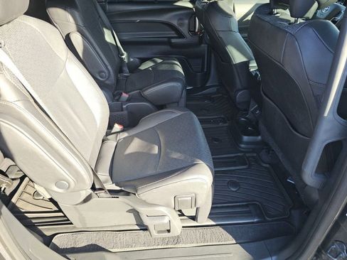 Used 2025 Toyota Sienna Limited image 21