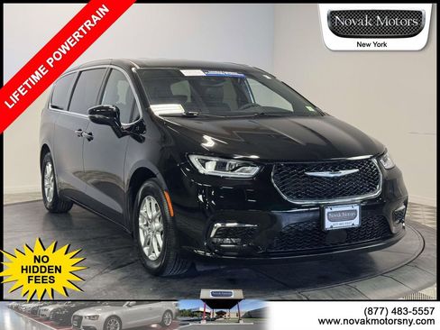 Used 2025 Chrysler Pacifica Select image 1