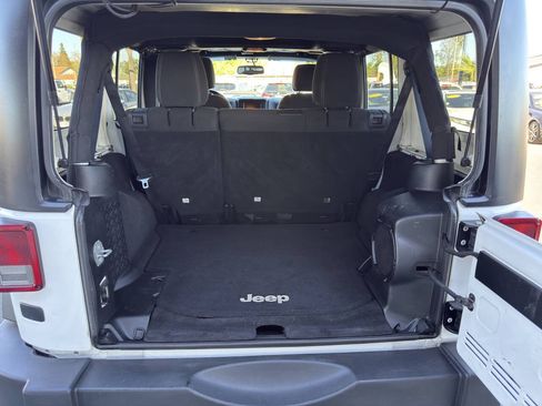 Used 2014 Jeep Wrangler Unlimited Rubicon w/ Connectivity Group AWD/4WD image 21