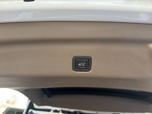 Used 2021 GMC Yukon Denali w/ Denali Premium Package image 15