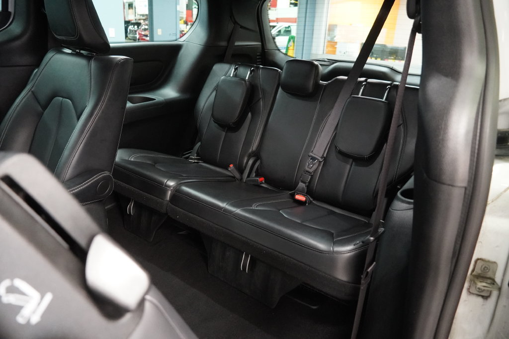 Used 2024 Chrysler Pacifica Limited FWD image 18