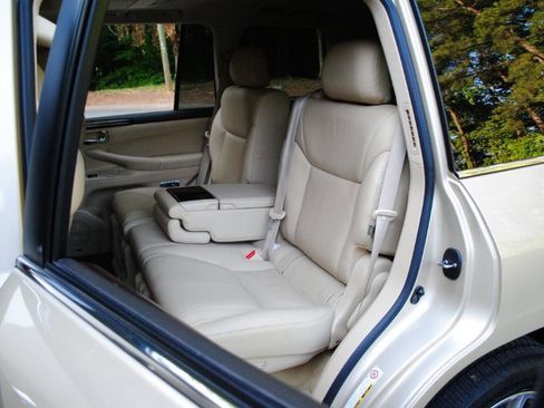 Used 2011 Lexus LX 570 4WD w/ Luxury Pkg image 8