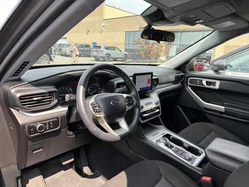Used 2023 Ford Explorer XLT AWD/4WD image 9