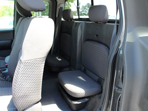 Used 2013 Nissan Frontier SV image 15