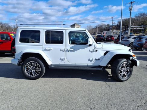 Used 2023 Jeep Wrangler Unlimited Sahara image 3