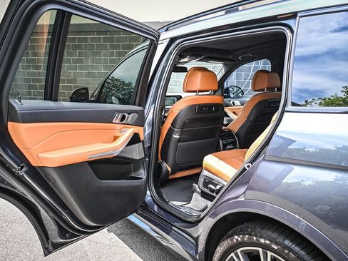 Used 2022 BMW X7 xDrive40i w/ M Sport Package AWD/4WD image 12