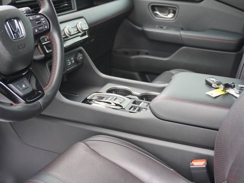 Used 2025 Honda Pilot Black Edition image 26