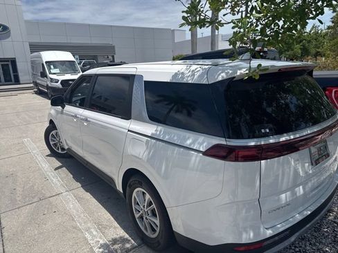 Used 2024 Kia Carnival LX FWD image 5