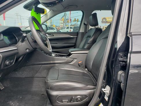 Used 2023 Jeep Grand Cherokee Limited w/ Luxury Tech Group II image 10