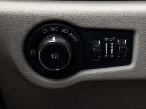 Used 2019 Chrysler Pacifica Touring-L FWD image 19