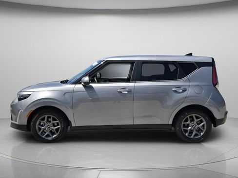 Used 2023 Kia Soul LX w/ Option Group 015 FWD image 3