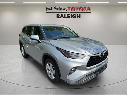 Used 2024 Toyota Highlander LE image 1