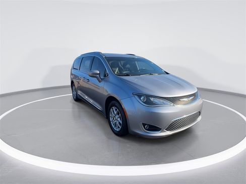 Used 2020 Chrysler Pacifica Touring-L image 3