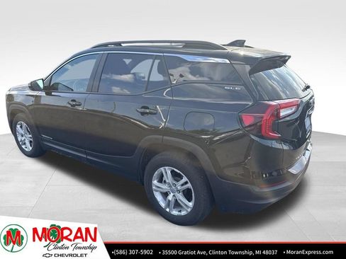 Used 2024 GMC Terrain SLE w/ Driver Convenience Package FWD image 4