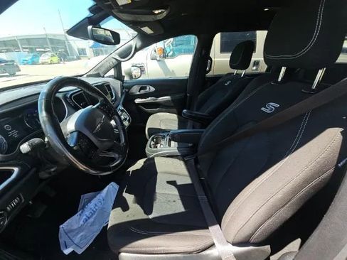 Used 2021 Chrysler Pacifica Touring w/ Uconnect Theater Family Group FWD image 8