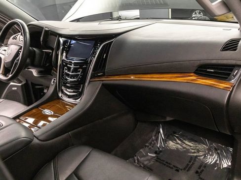 Used 2015 Cadillac Escalade Luxury image 31