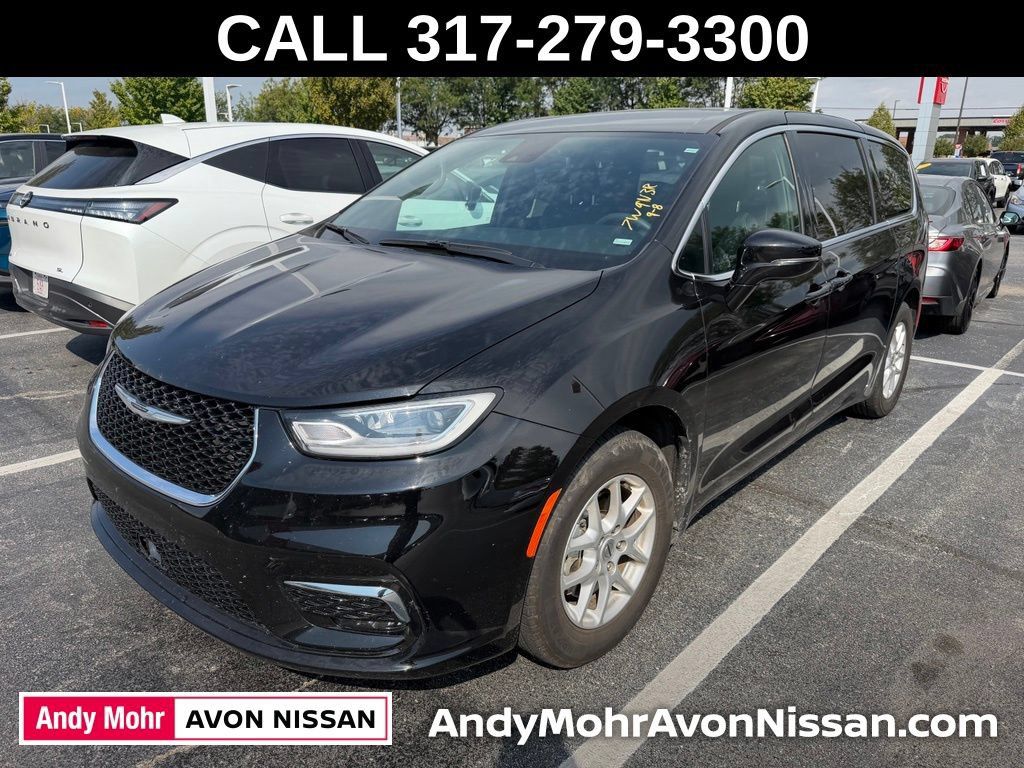 Used 2025 Chrysler Pacifica Select FWD image 2